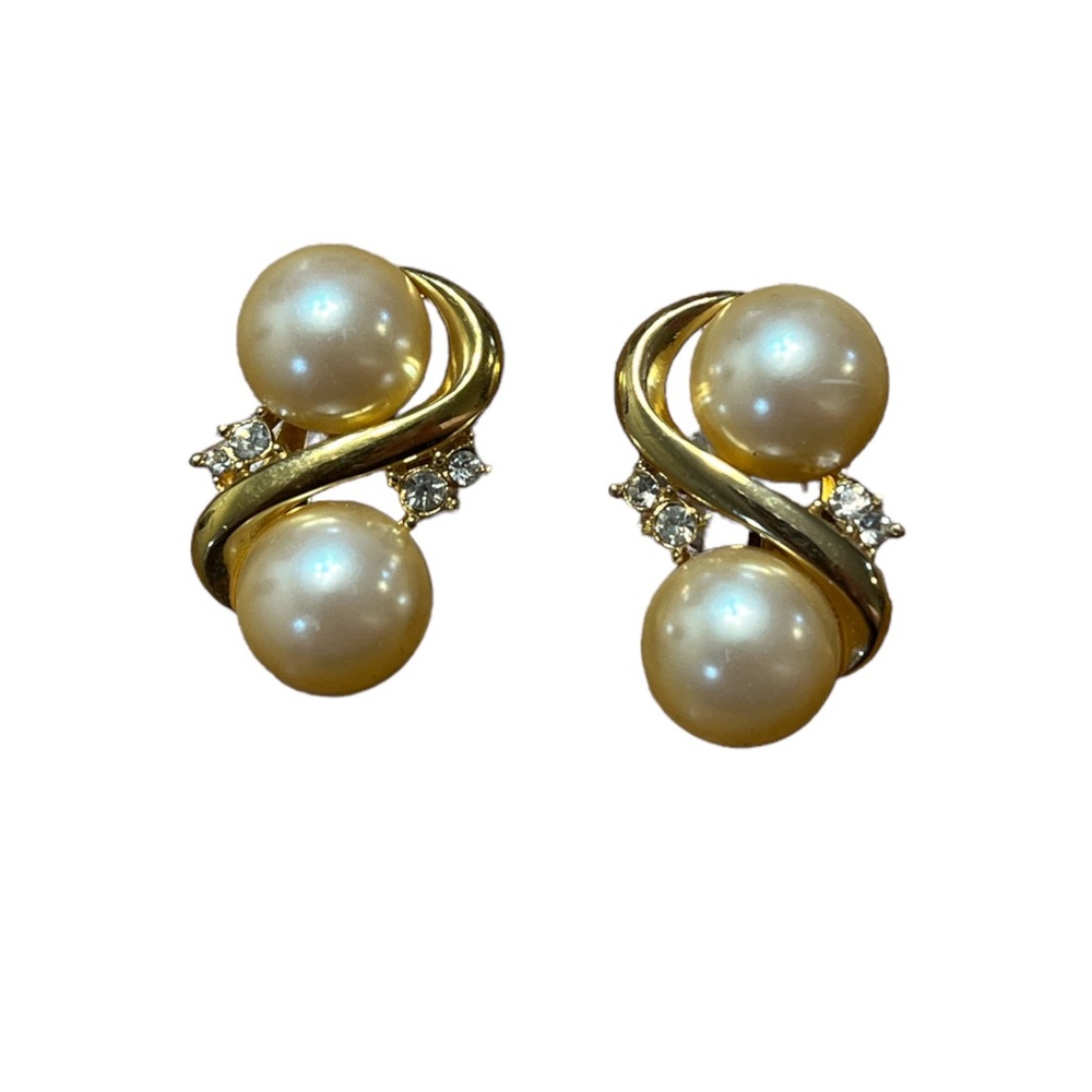 Vintage Richelieu Gold Tone Clip On Earrings
